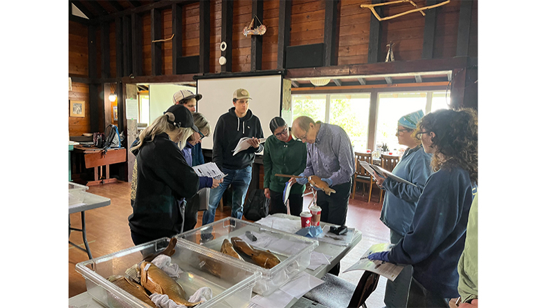 Groupe de personnes de l'atelier réunies autour d'une table