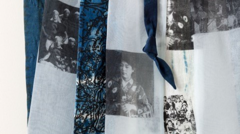 Gros plan sur un tissu bleu (Yvonne Wakabayashi).