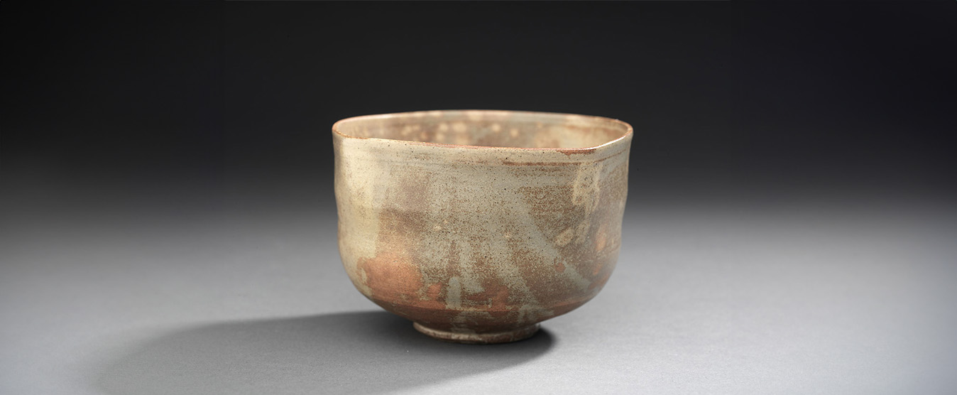 Ce petit vase à la riche glaçure brune présente une surface lisse et élégante.