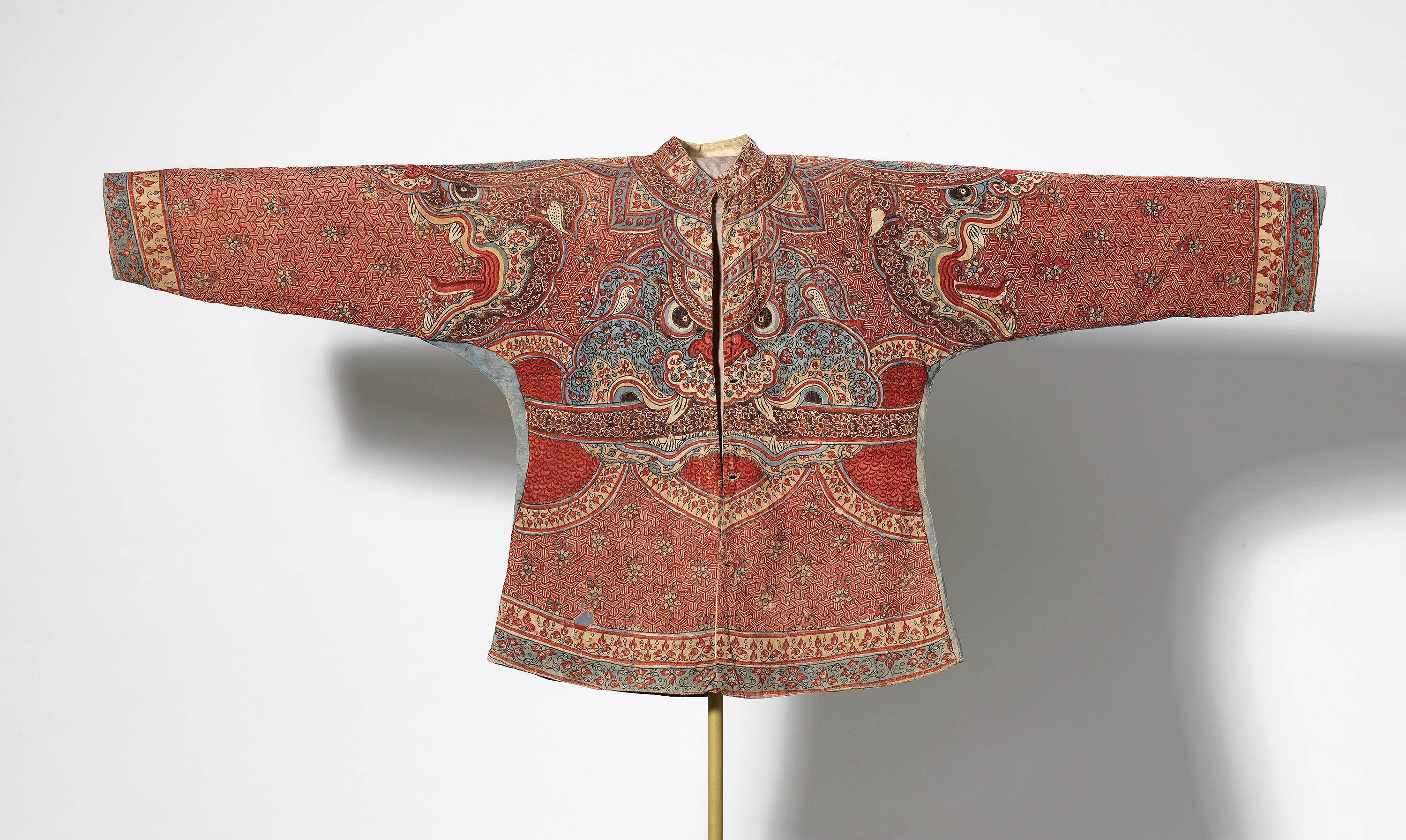 Chemise ou tunique militaire pour homme (su'a senakut), en chintz, fabriquée dans le sud-est de l'Inde pour le marché thaïlandais, fin des années 1700, 983.155.1. © ROM.