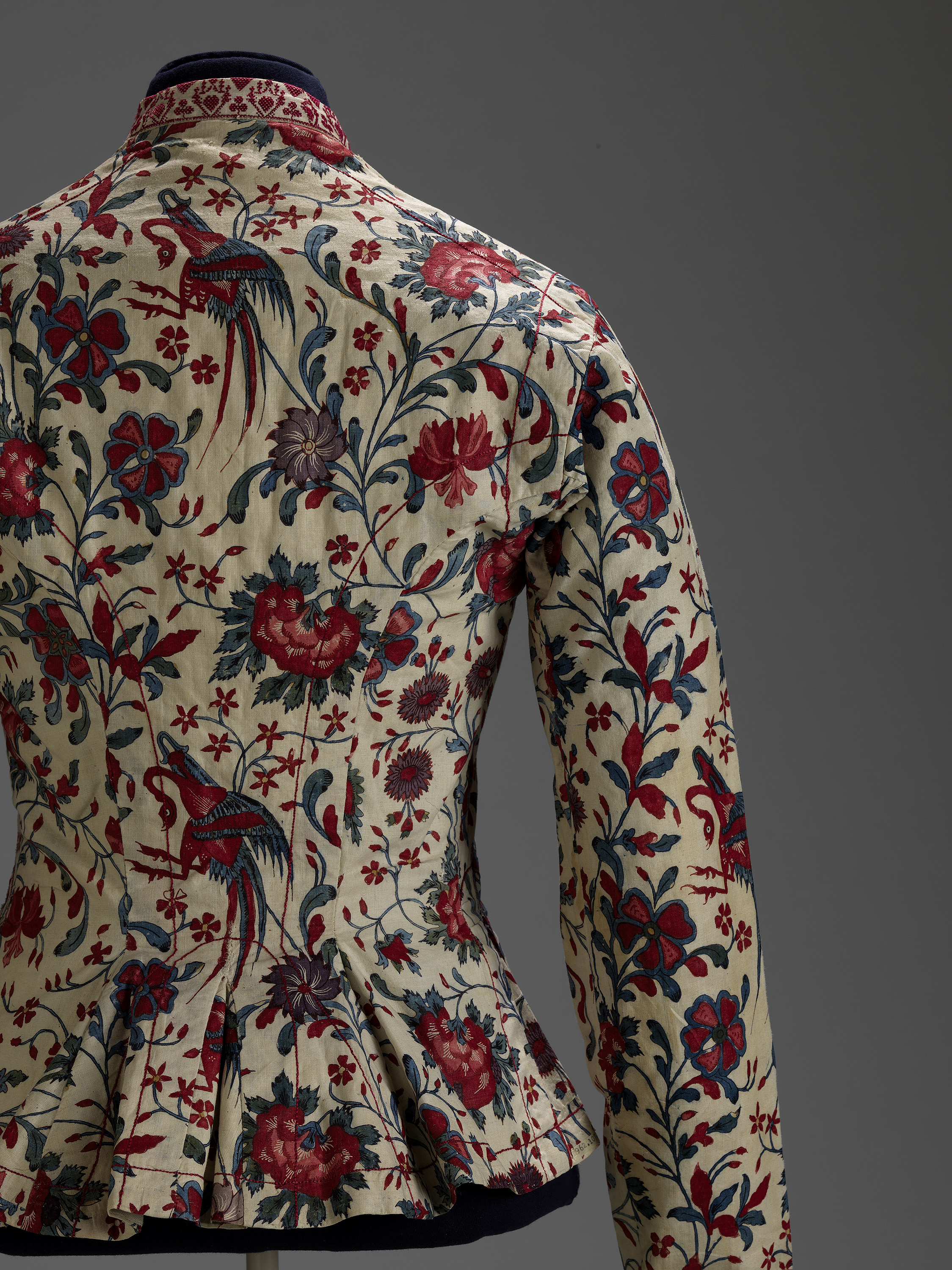 Veste de femme (kassakijntje), chintz, textile fabriqué dans le sud-est de l'Inde, confectionné et garni aux Pays-Bas ; utilisé à Hindeloopen, Finlande, 1700-1799, 962.107.2. ROM.