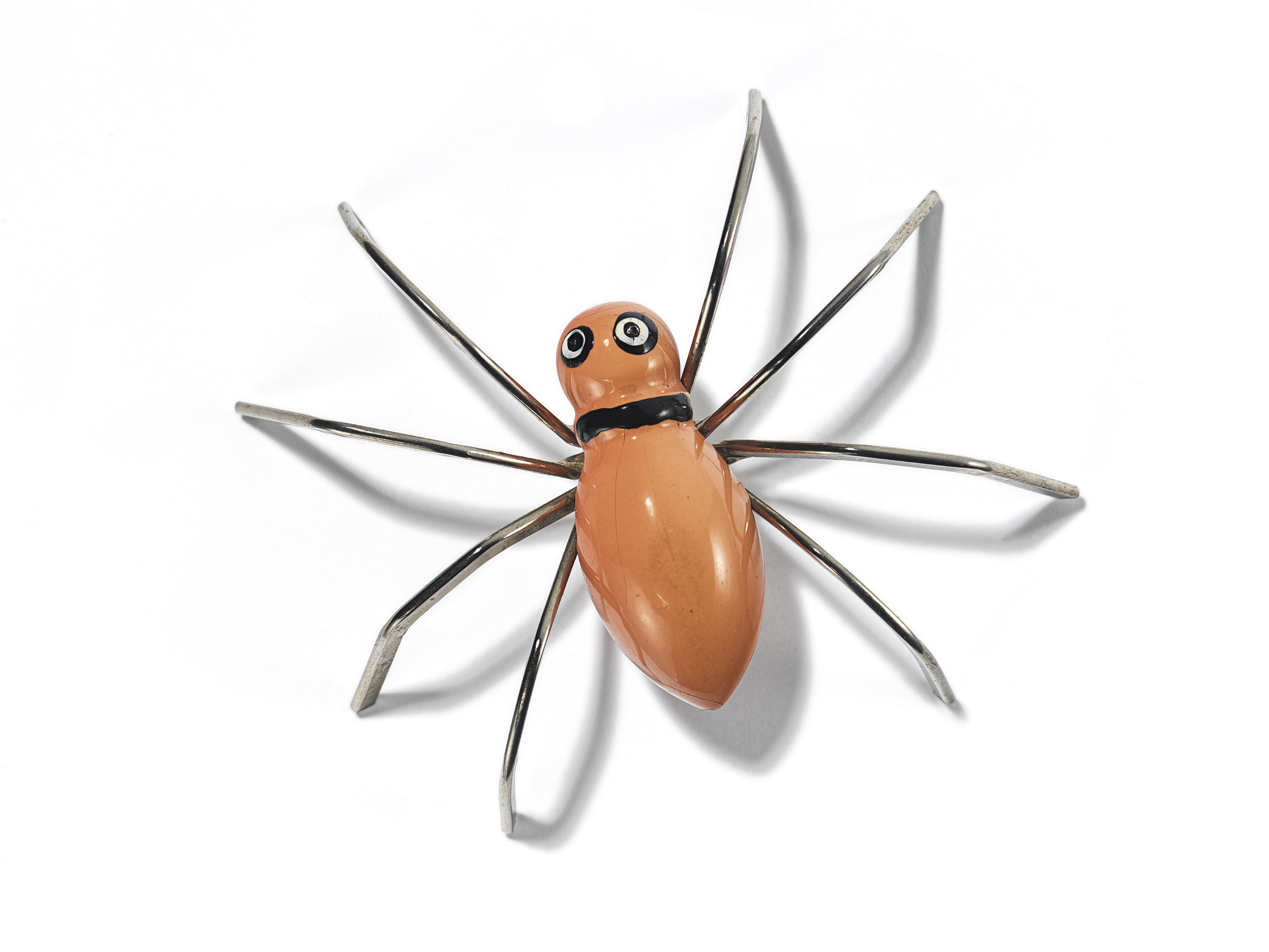 Broche de femme représentant une araignée, émail sur métal argenté, 2019.104.170. ROM. Don de Carole Tanenbaum.