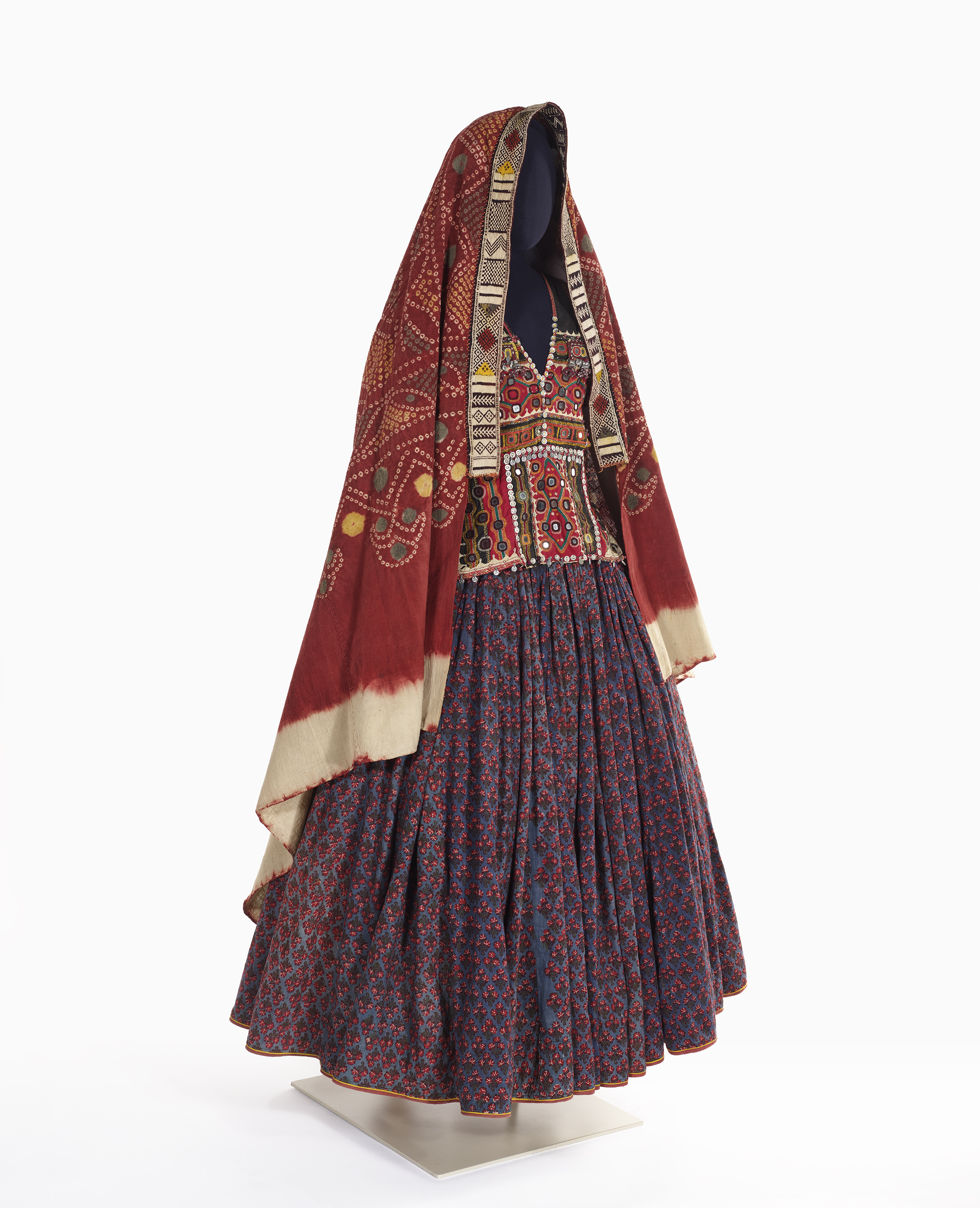 Jupe (gaghra) et voile (odhani) de femme, 1900-1966, Rajasthan, Inde, 2019.32.1 et 2020.27.11. © ROM. Cette acquisition a été rendue possible grâce au généreux soutien du Textile Research and Acquisition Endowment Fund.
