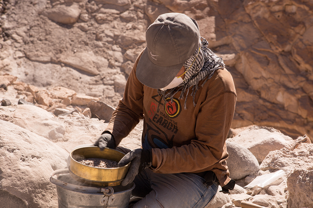 andes_early_civilization, Billy Oscco Llanos passe au crible le matériel excavé à l'aide d'une fine maille pour récupérer les petits artefacts.