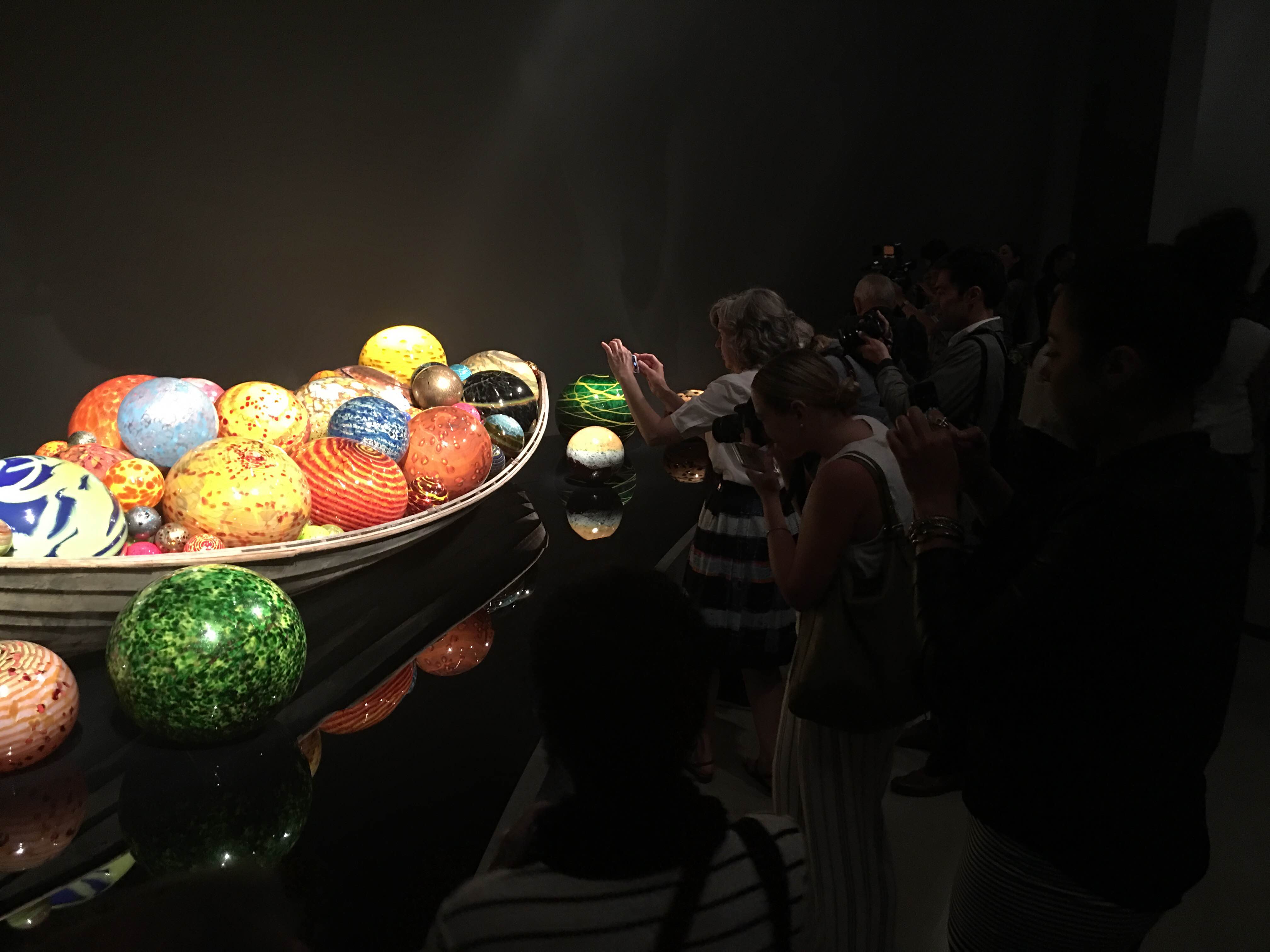 After Chihuly tossed glass forms into the Nuutajoki river to see how visually appealing they were, teenagers gathered them in boats which inspired his display of boats with glass.