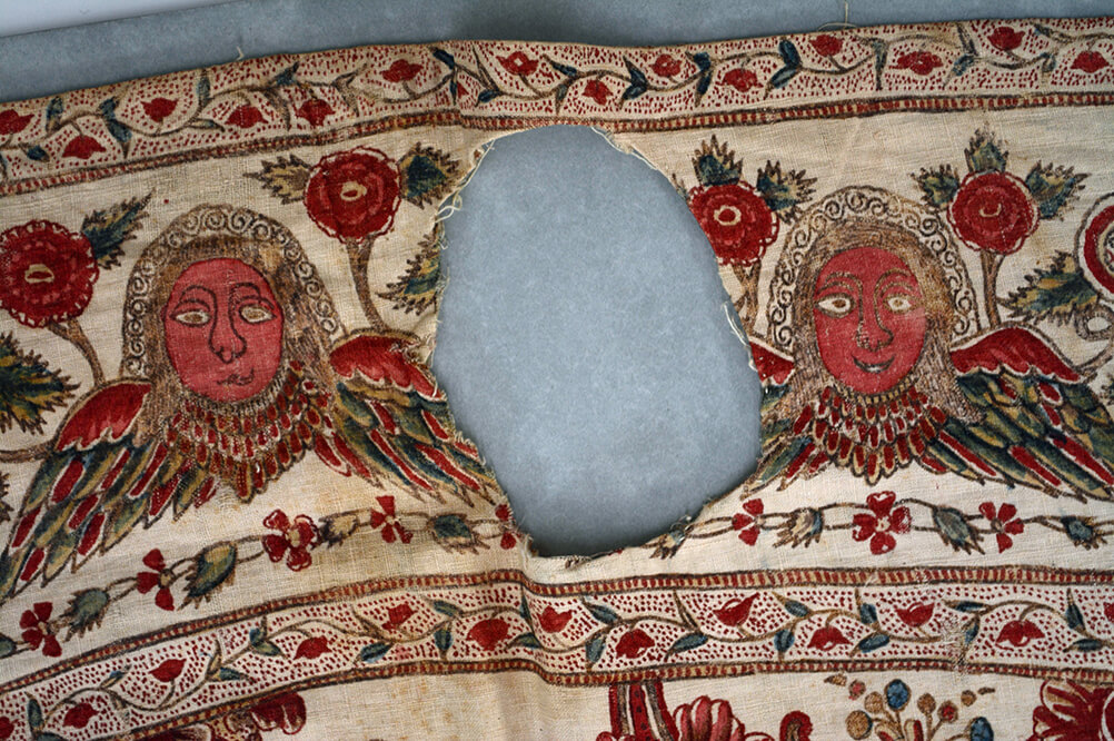 A detail of the border design of the cope with a hole.

