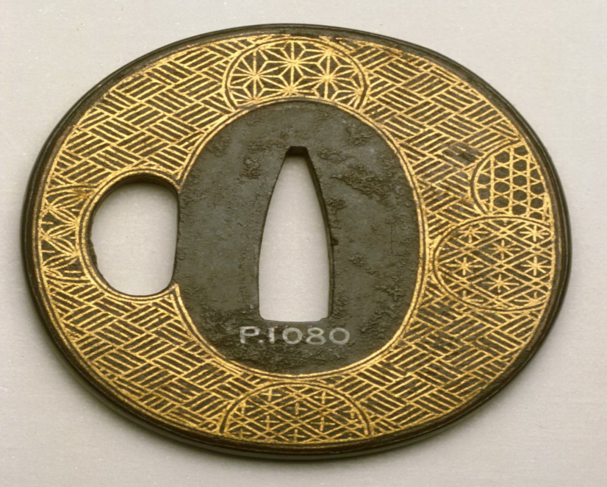 P.1080 sur une garde de sabre japonais ovale en or et en argent avec des motifs circulaires gravés