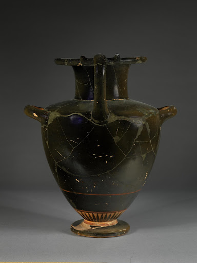 Photo de l'arrière d'un hydria, montrant les trois poignées.

