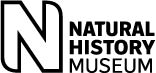 Logo du NATURAL HISTORY MUSEUM avec une lettre N stylisée en noir à gauche et un texte en noir à droite.