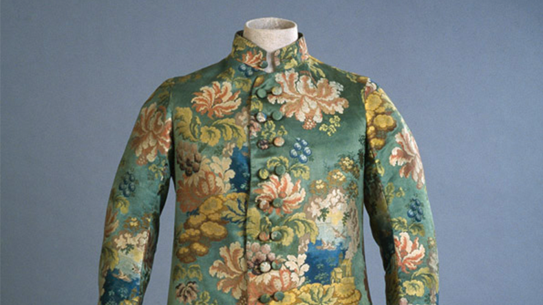 Veste de cour pour homme en soie verte avec un motif floral en rose, bleu et beige.