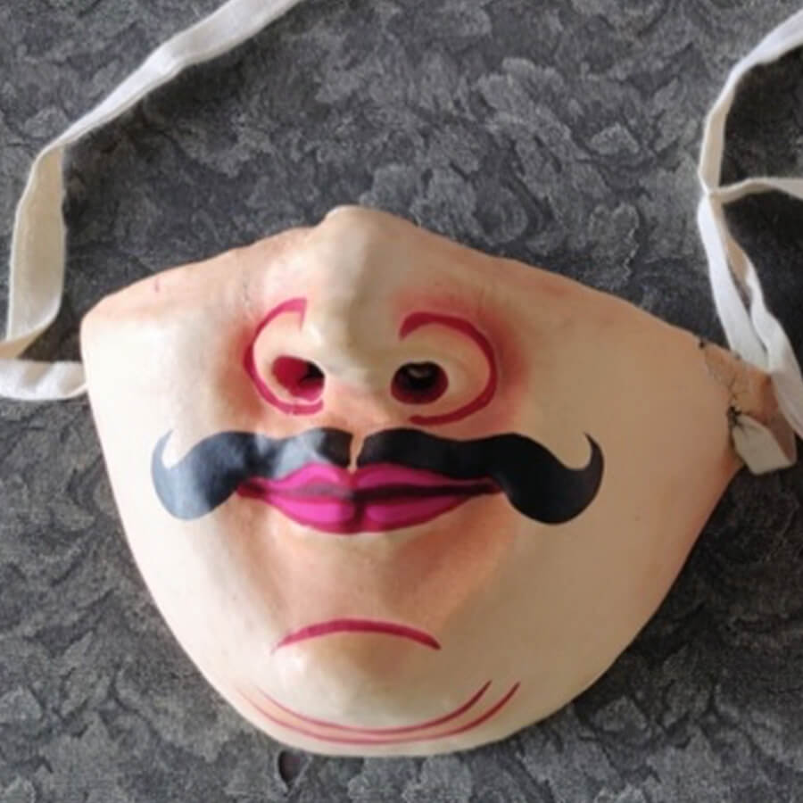 Masque de guerrier en papier mâché.
