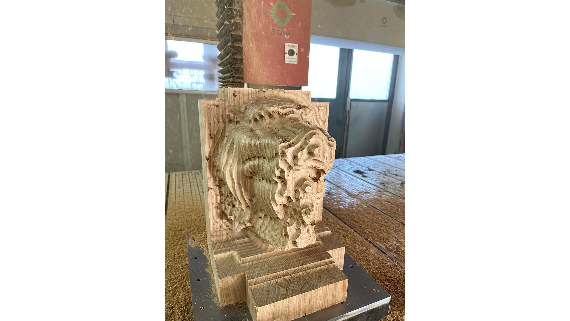 Sculpture en train d'être taillée par un axe CNC carving maxhine.