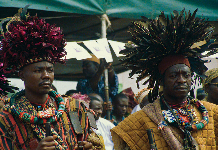 Guerriers portant des coiffes de plumes de cérémonie.