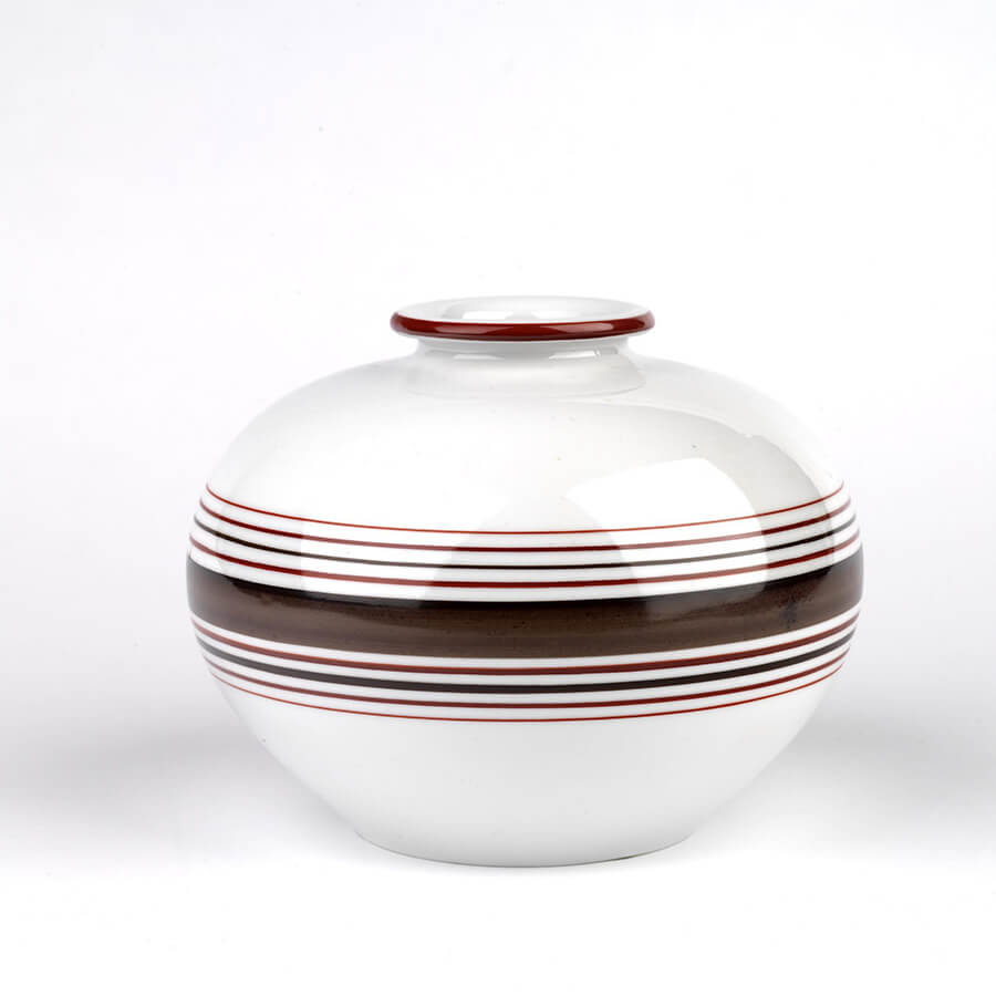 Vase en porcelaine dure, blanc avec des rayures brunes.