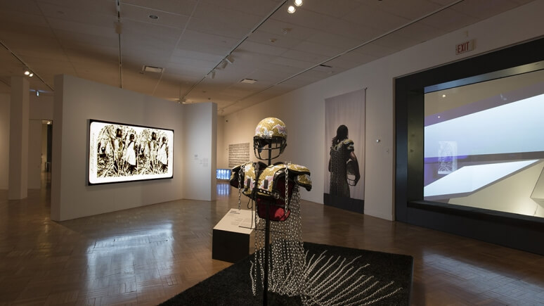 Une vue de l'exposition Here We Are Here : L'exposition d'art contemporain noir canadien au ROM.