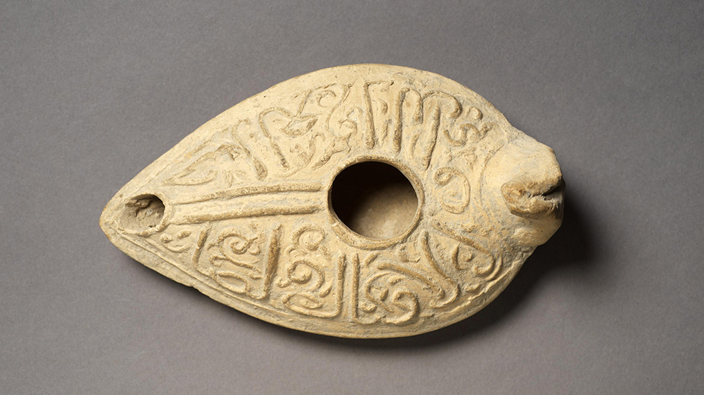 Lampe à huile portant l'inscription des vœux au propriétaire en arabe cursif.