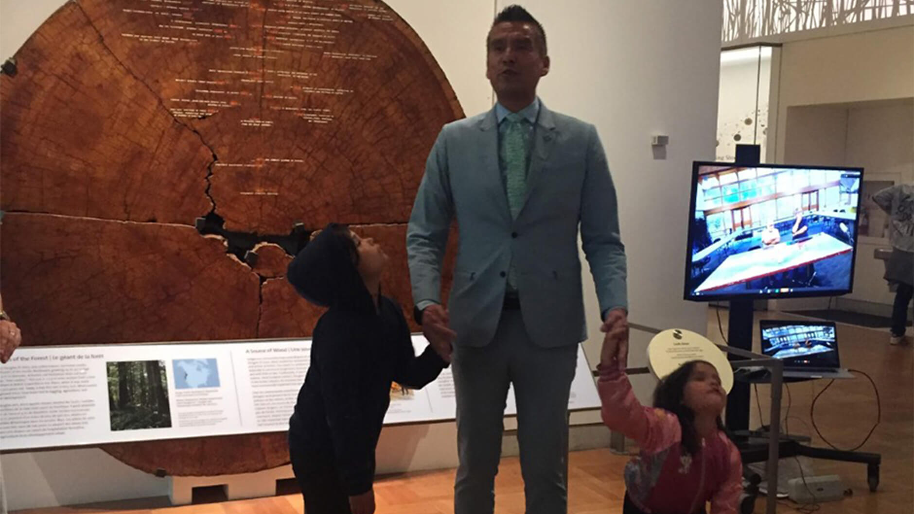 Stan Wesley avec ses deux enfants.