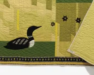 Northern Night (détail), 1955, conçu par Ada B. Torrance, cousu par Torrance et les membres de la Simcoe County Arts and Crafts Association, Orillia, Ontario. Tissu de coton tabby, assemblé, appliqué et brodé. 956.159.A. Don de The Star Weekly. Image @ROM.