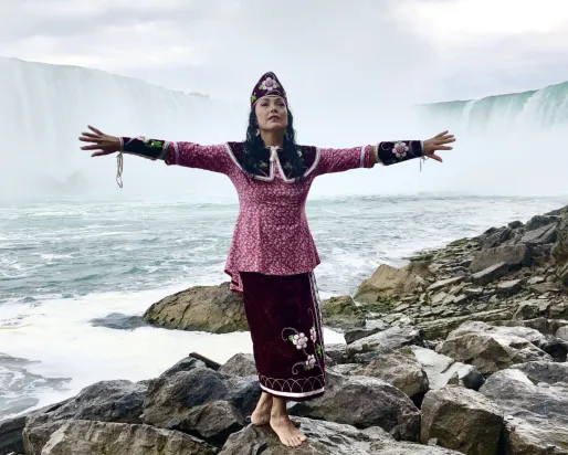 Femme debout devant les chutes du Niagara