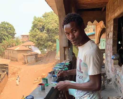 Apprenti travaillant dans l'atelier d'Amadou Feou. Quartier Njinka. Foumban. Février 2020.