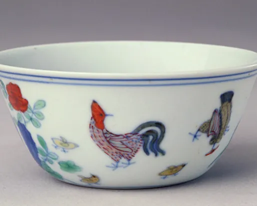 Image of rooster depicted on the porcelain cup.
