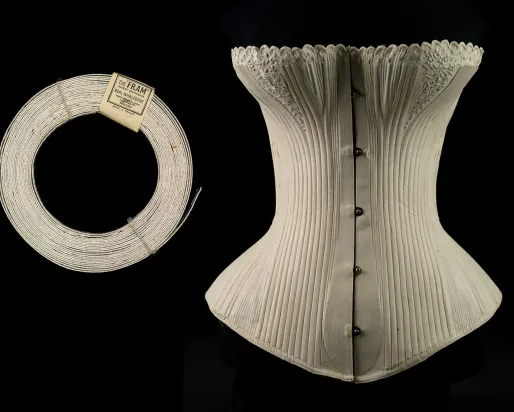 Rouleau de fanon et corset sur fond noir.