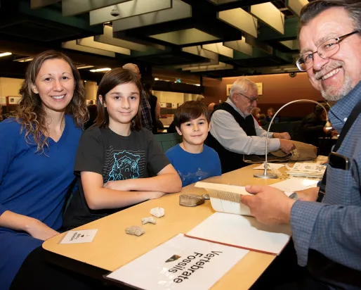 Les visiteurs apportent des objets trouvés à ROM pour identification.
