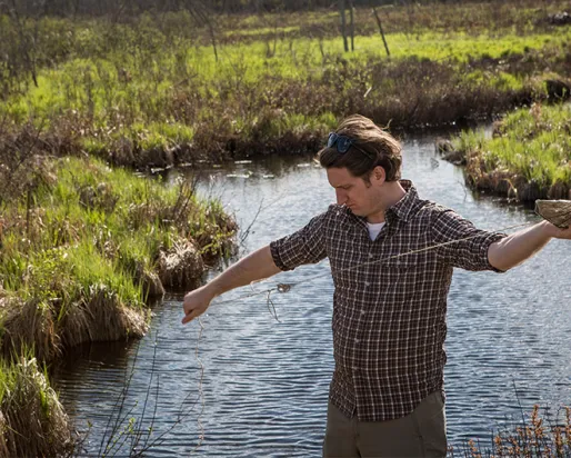 Sebastian Kvist pose un piège à sangsues dans le lac Vermilion.
