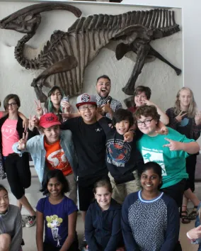 Les enfants volontaires de la ROM explorent la galerie des dinosaures.
