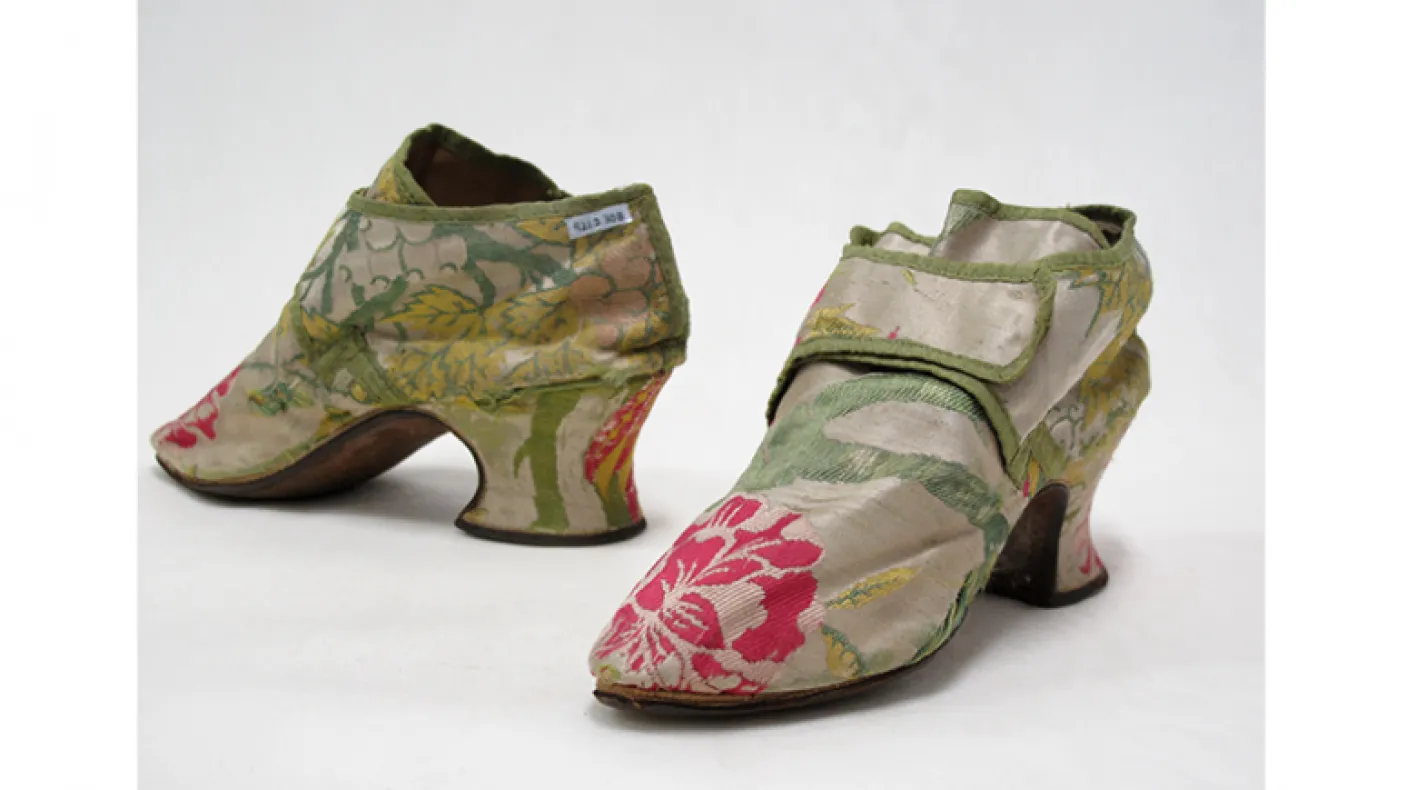 Chaussure de femme. Angleterre. 1725-1750. Soie brochée. 921.2.29. The Greig Collection of ladies' shoes, Don de H. and C. Blachford Ltd.