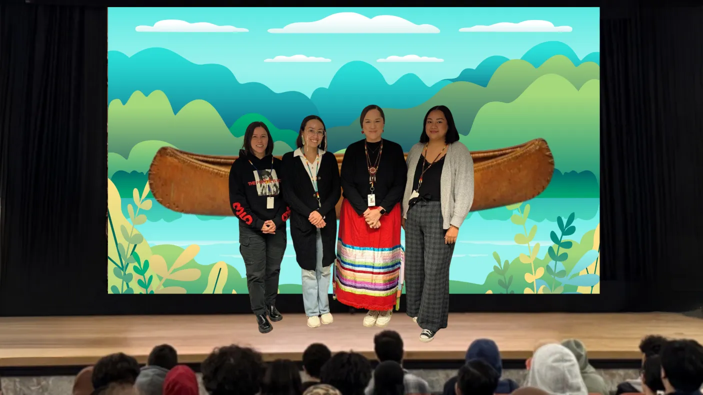 Quatre femmes indigènes se tiennent sur une scène. L'écran derrière elles affiche l'image d'un canoë sur une rivière illustrée.