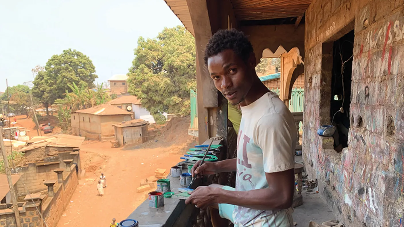 Apprenti travaillant dans l'atelier d'Amadou Feou. Quartier Njinka. Foumban. Février 2020.