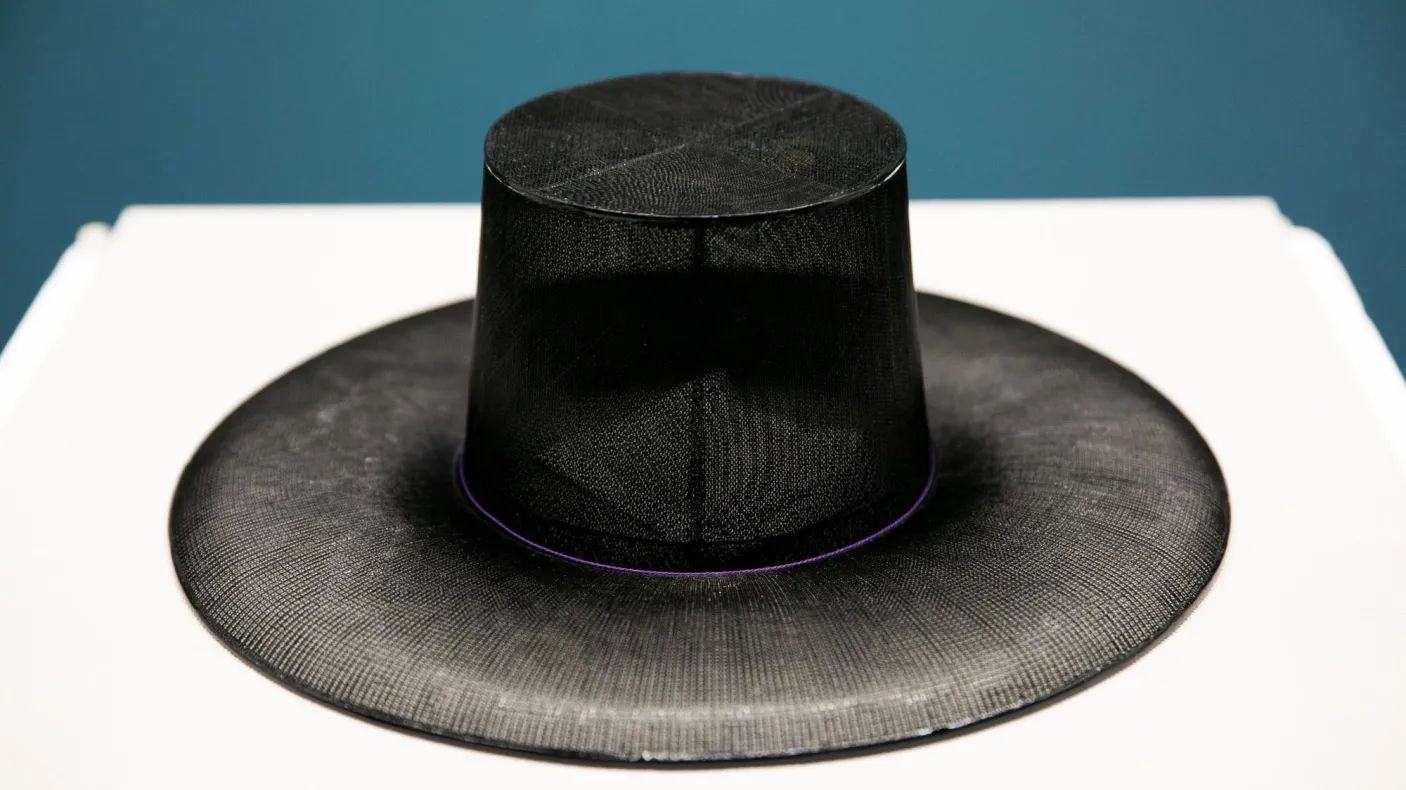 Chapeau en crin de cheval d'un noble coréen Par Park Chang Young v. 1980, Corée, Bambou, laque, crin de cheval 5 x 18 pouces Collection de Park Chang Young.
