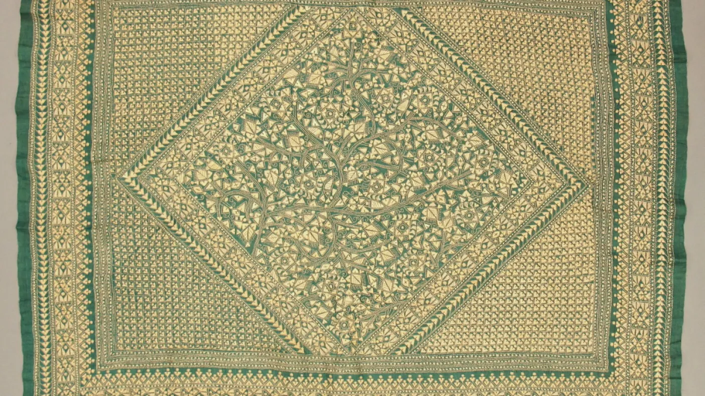 Textile carré avec des bordures vertes et des motifs floraux complexes à l'intérieur d'un losange au centre.