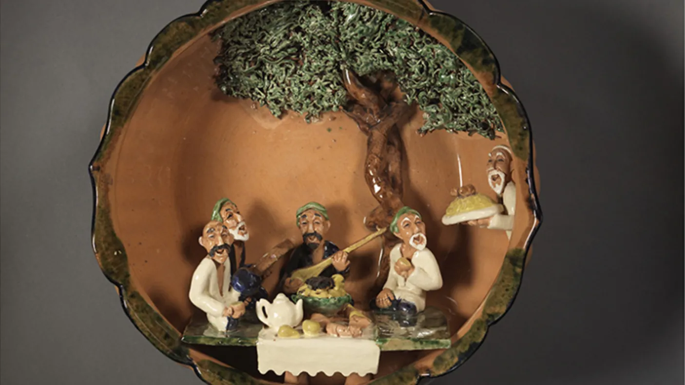 Bol en faïence avec figures moulées.