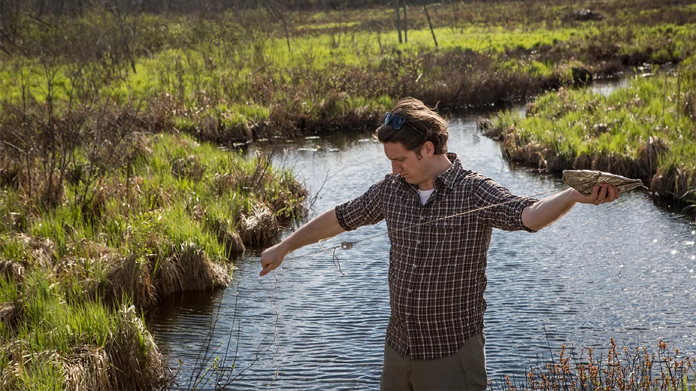 Sebastian Kvist pose un piège à sangsues dans le lac Vermilion.
