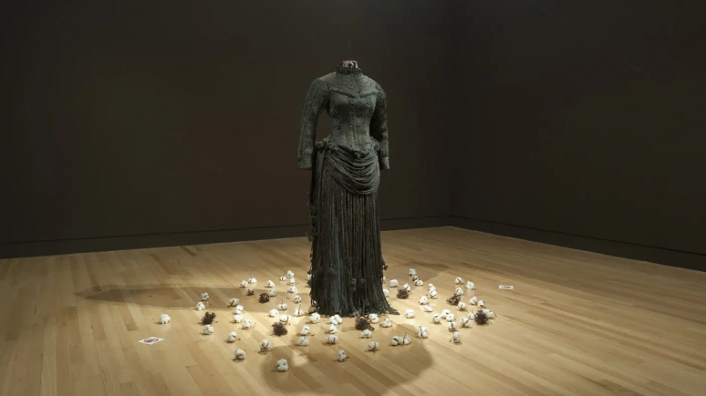 Installation d'œuvres d'art dans la galerie.