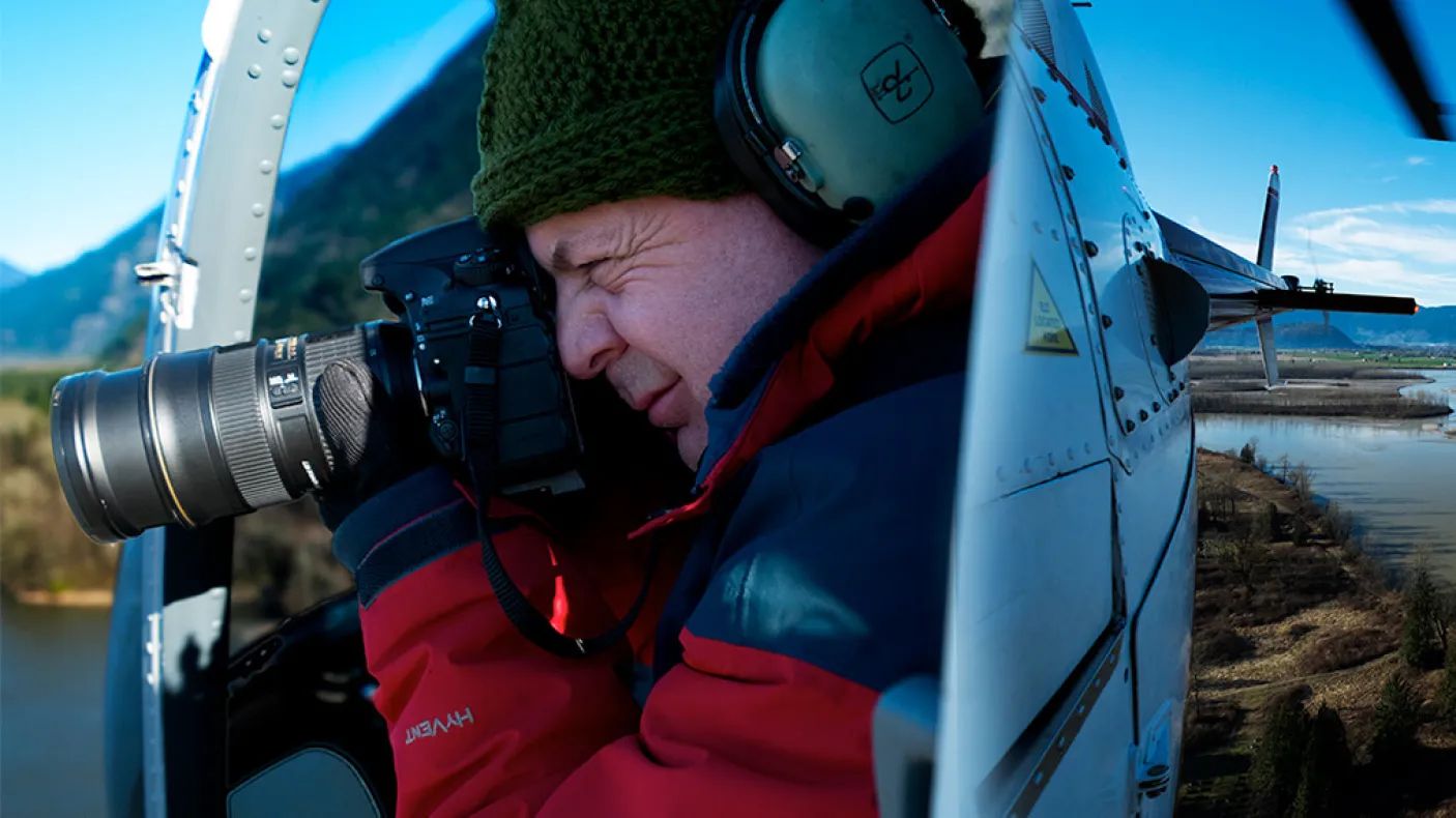 Andrew Wright prenant une photo dans un hélicoptère.
