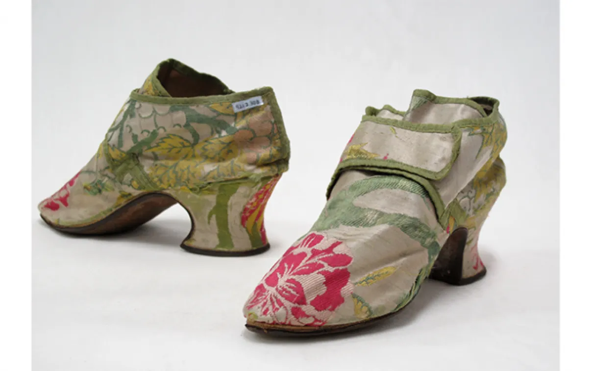Chaussure de femme. Angleterre. 1725-1750. Soie brochée. 921.2.29. The Greig Collection of ladies' shoes, Don de H. and C. Blachford Ltd.