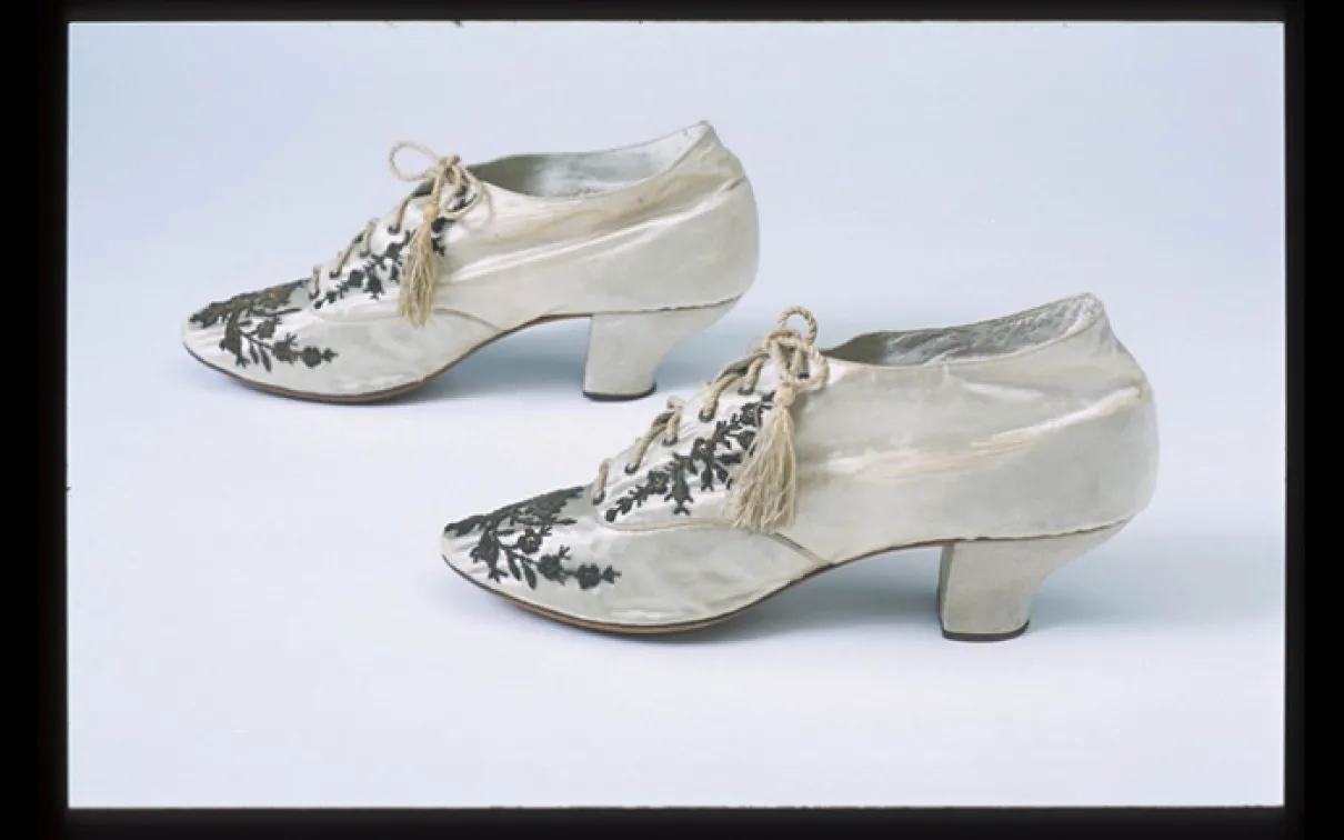 Chaussure de femme. Angleterre. 1725-1750. Soie brochée. 921.2.29. The Greig Collection of ladies' shoes, Don de H. and C. Blachford Ltd.