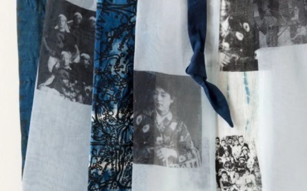 Gros plan sur un tissu bleu (Yvonne Wakabayashi).