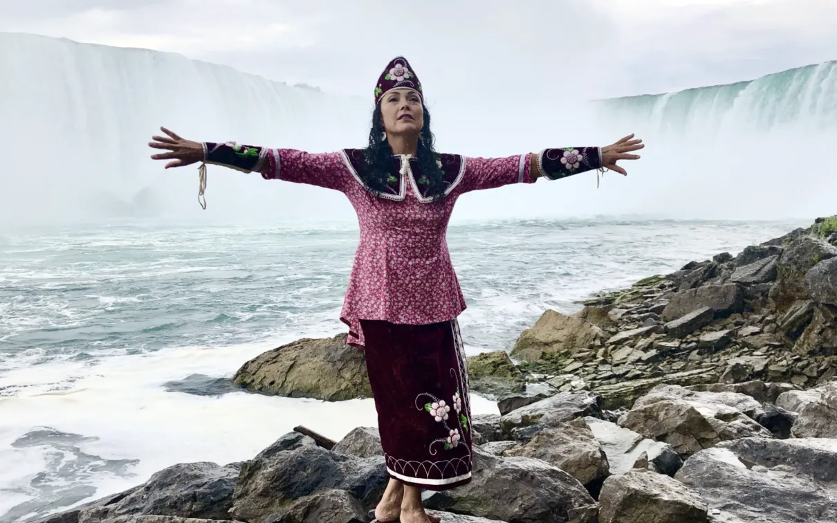 Femme debout devant les chutes du Niagara