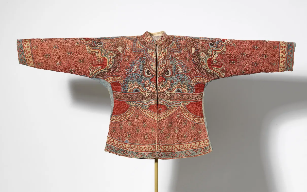 Chemise ou tunique militaire pour homme (su'a senakut), en chintz, fabriquée dans le sud-est de l'Inde pour le marché thaïlandais, fin des années 1700, 983.155.1. © ROM.