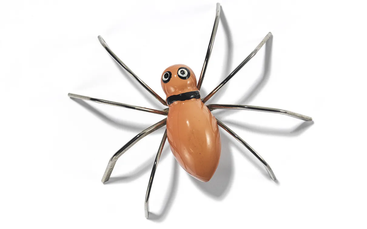 Broche de femme représentant une araignée, émail sur métal argenté, 2019.104.170. ROM. Don de Carole Tanenbaum.