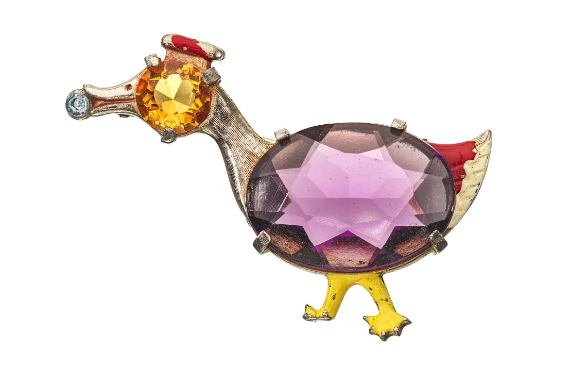 Broche de femme représentant un canard, en argent sterling avec strass et émail, années 1940, 2019.104.154. ROM. Don de Carole Tanenbaum.
