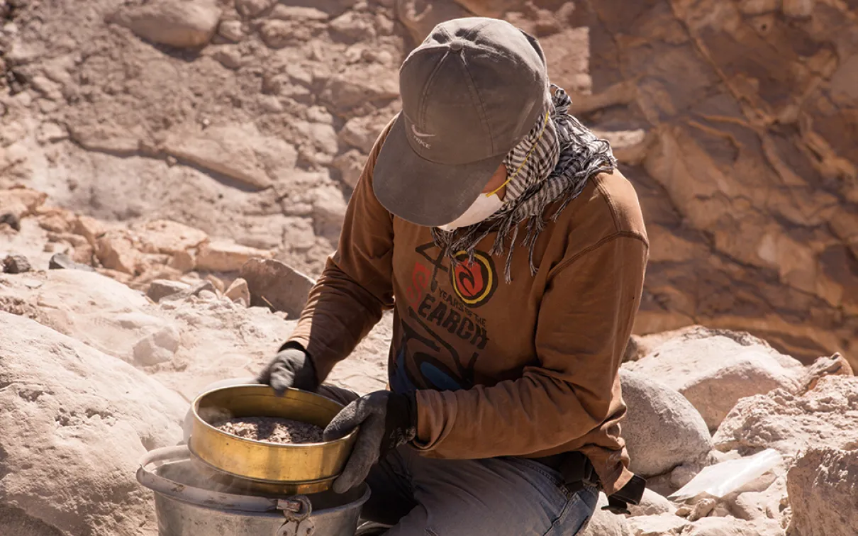 andes_early_civilization, Billy Oscco Llanos passe au crible le matériel excavé à l'aide d'une fine maille pour récupérer les petits artefacts.