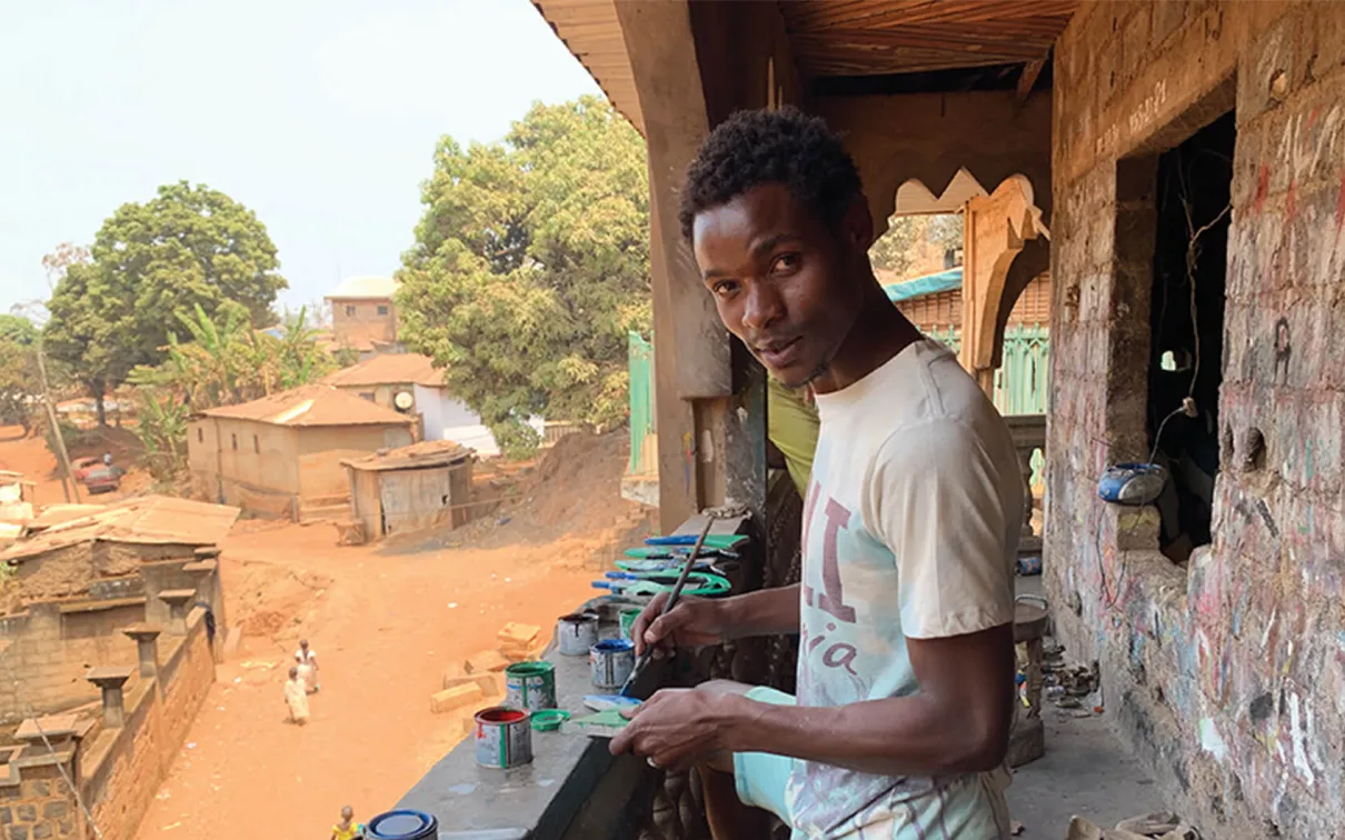 Apprenti travaillant dans l'atelier d'Amadou Feou. Quartier Njinka. Foumban. Février 2020.