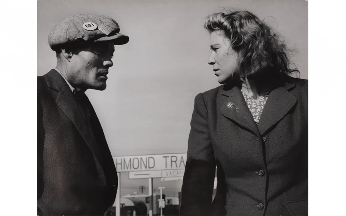 Dorothea Lange, Argument in Trailer Court, circa 1943. © The Dorothea Lange Collection, the Oakland Museum of California, City of Oakland. Gift of Paul S. Taylor.