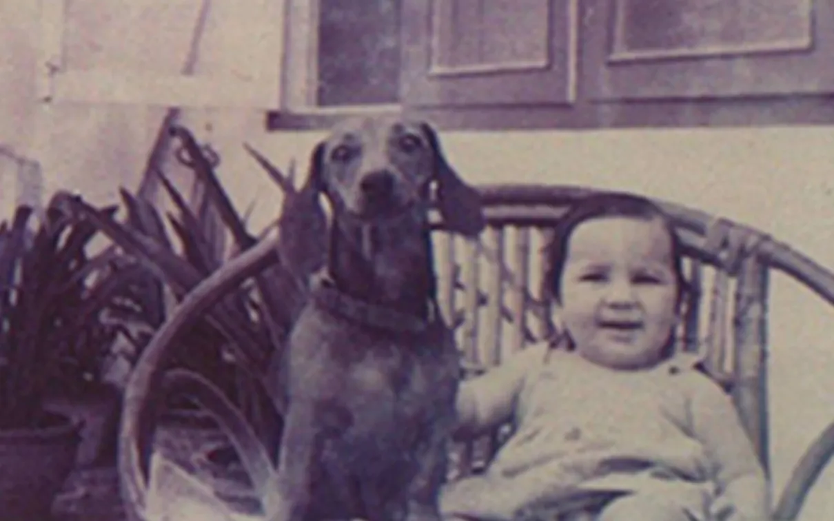 Deepali Dewan avec son chien Tipsy sur une chaise de jardin en osier.