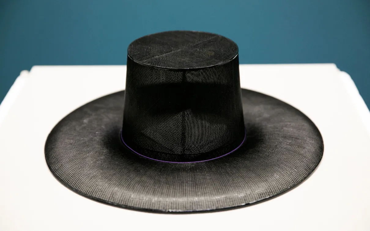 Chapeau en crin de cheval d'un noble coréen Par Park Chang Young v. 1980, Corée, Bambou, laque, crin de cheval 5 x 18 pouces Collection de Park Chang Young.
